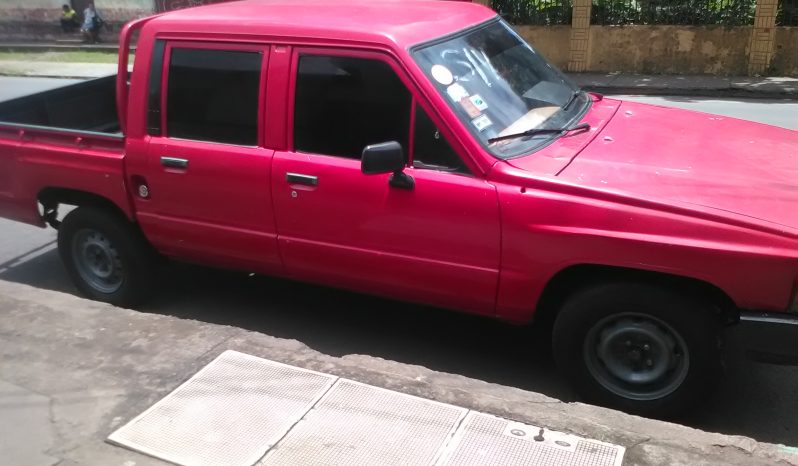 Toyota Hi-Lux 1986 Camioneta Toyota Hi-Lux 1986 con transmisión mecánica, tracción delantera, combustible diesel, 5 pasajeros, color blanco.