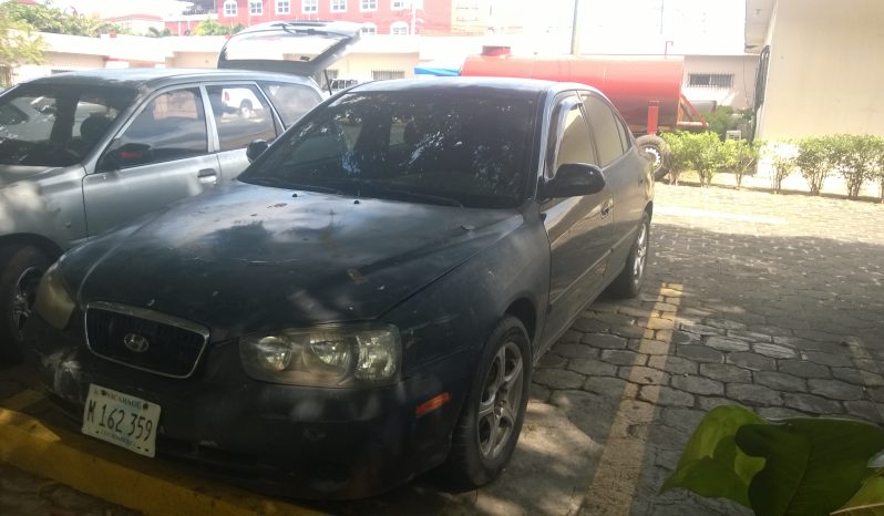 Hyundai Elantra 2001 con VIDRIO DELANTERO CON FISURA NO QUEBRADO, CON DETALLES DE CARROCERÍA INCLUYENDO 2 GOLPES (PARTE DELANTERA IZQUIERDA Y PARTE TRASERA DERECHA)